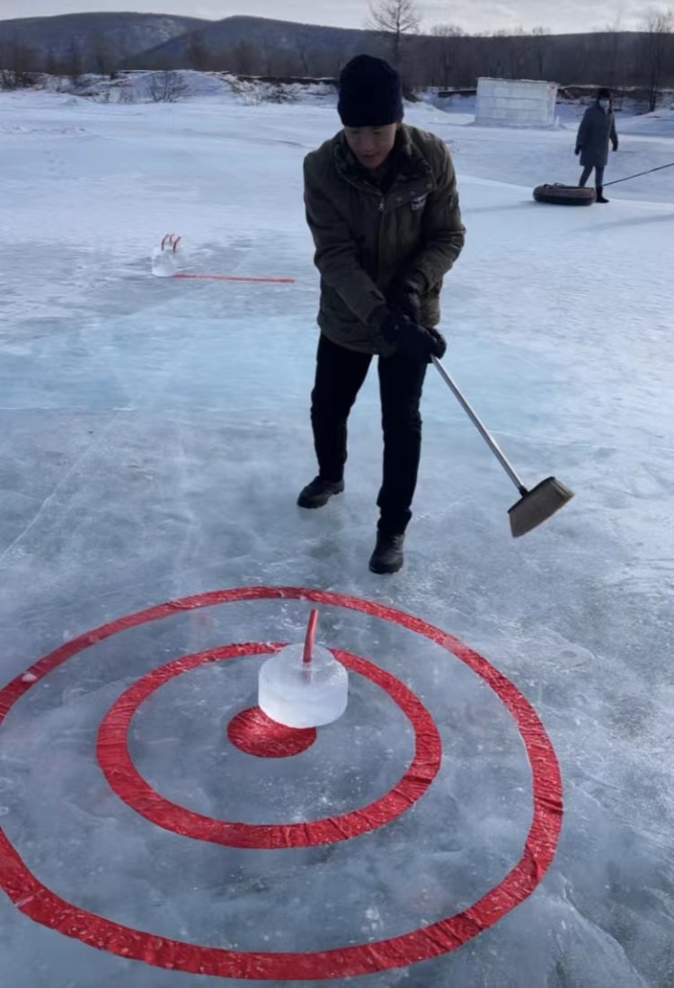 两人自制冰壶为冬奥加油被网友戏称民间冰壶天花板