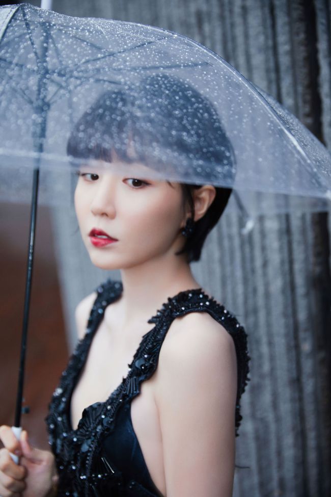 李欣燃受邀出席2021北京时装周,一席镂空露背黑裙尽