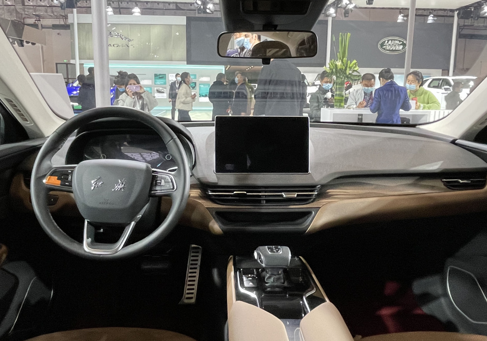 专属网约车红旗eqh5增换电版车型搭三元锂电池