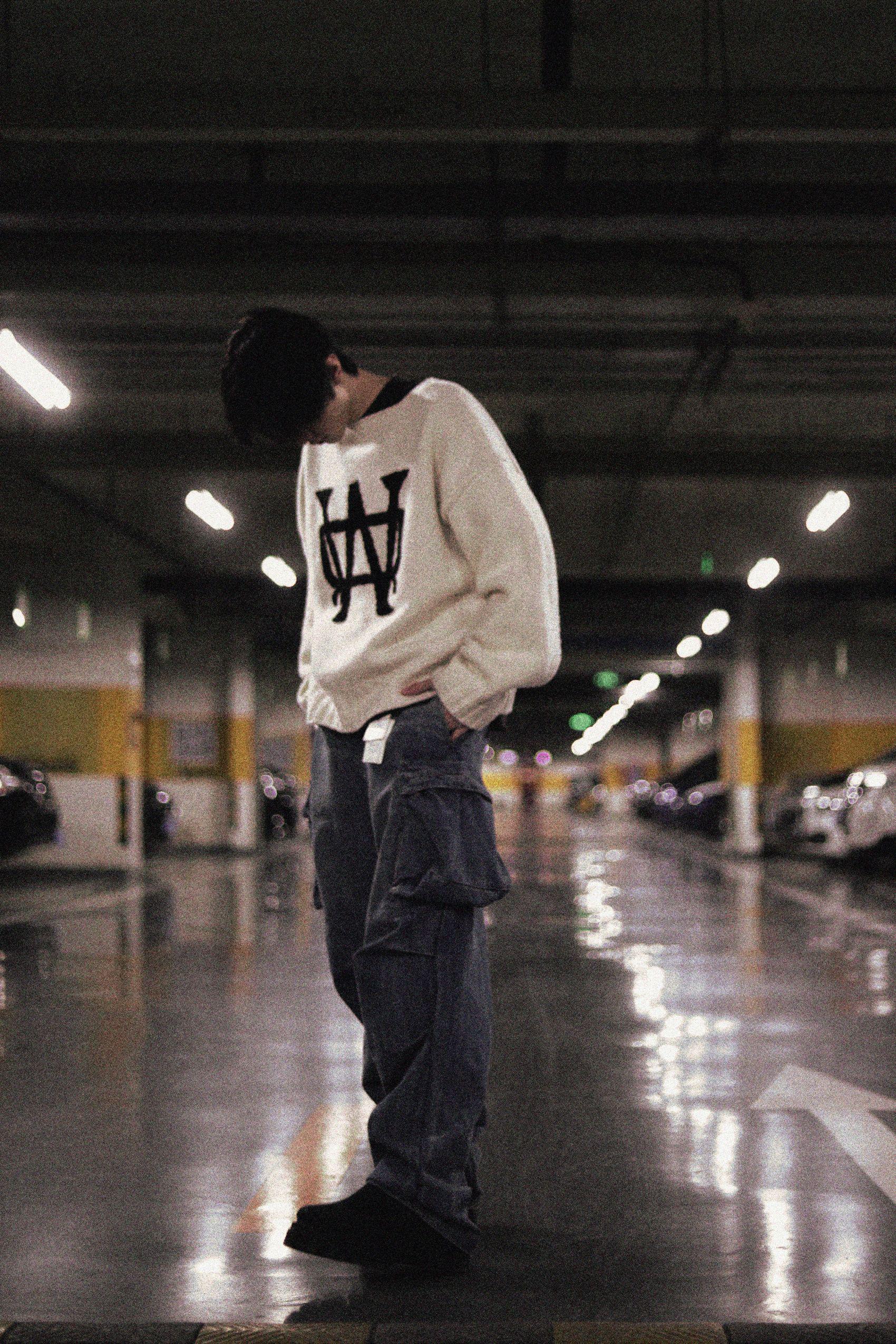 陈哲远停车场黑白氛围感随拍 身穿白色毛衣的陈哥……_高清图集_新浪