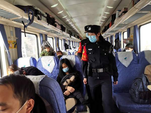 车厢今年的春运和往年都不一样,可她却没有改变,她就是z184次列车乘警