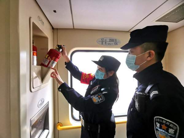 今年的春运和往年都不一样,可她却没有改变,她就是z184次列车乘警长白