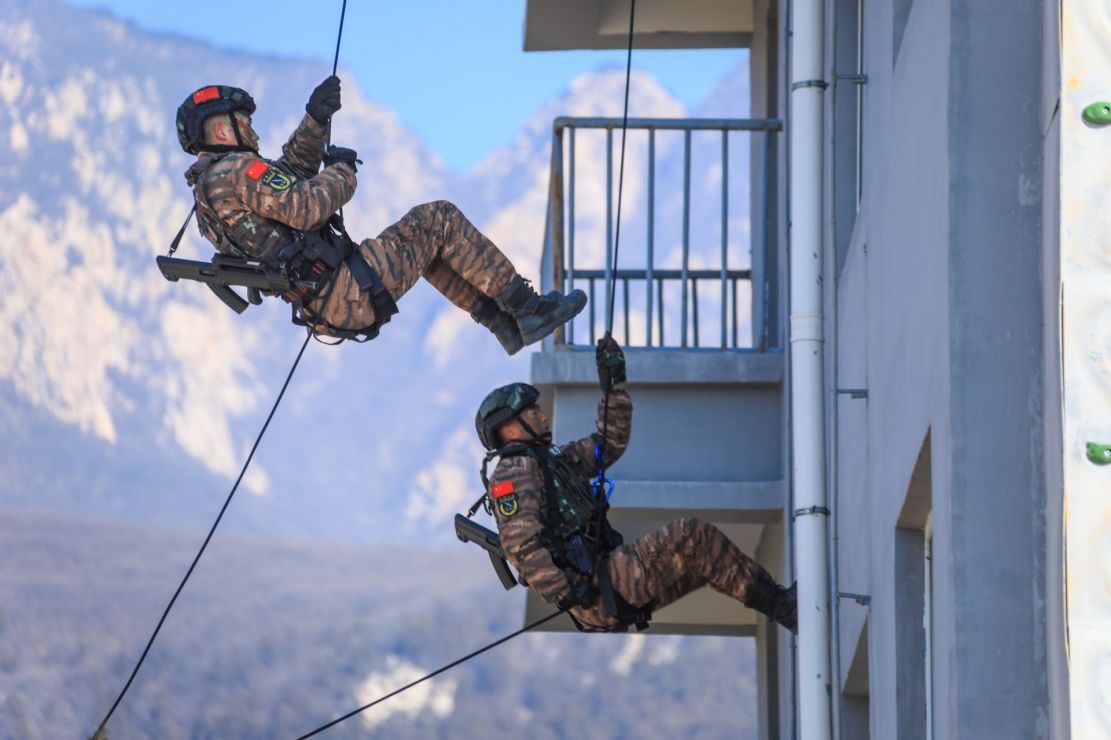 硝烟弥漫直击武警侦察队员冬季大练兵