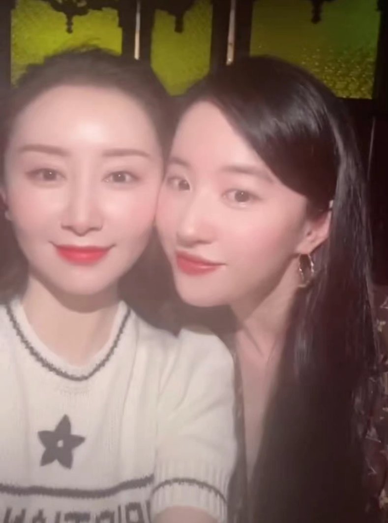 舒畅晒与刘亦菲合照,美女友谊长长久久啊!