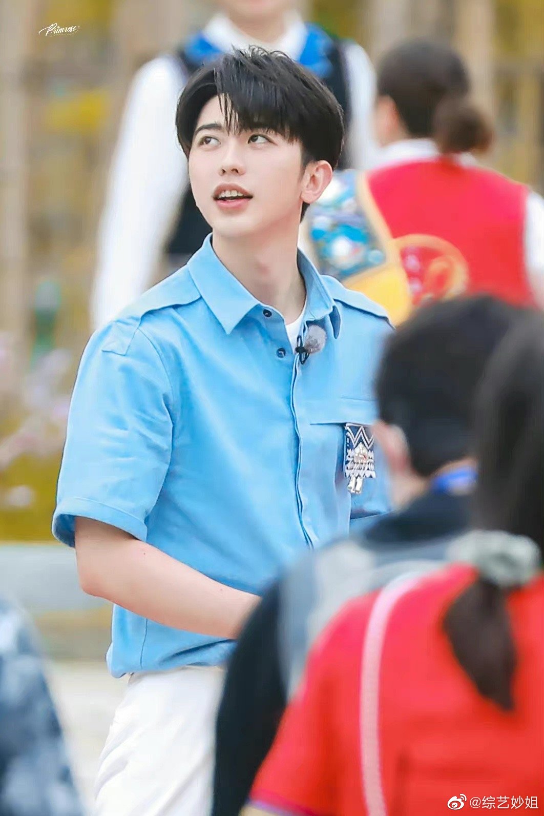 蔡徐坤《奔跑吧》丽水路透～ 身穿蓝色衬衫……_高清图集_新浪网