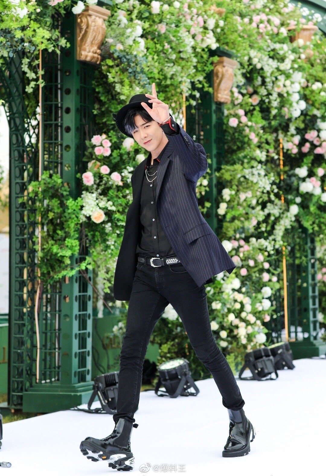 摩登兄弟刘宇宁 红毯造型,奶奶灰挑染发色和条纹拼接西装的搭配