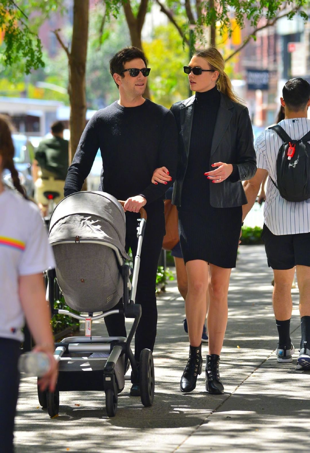 当地时间9月27日,karlie kloss和丈夫 joshua kushner在纽约外出遛