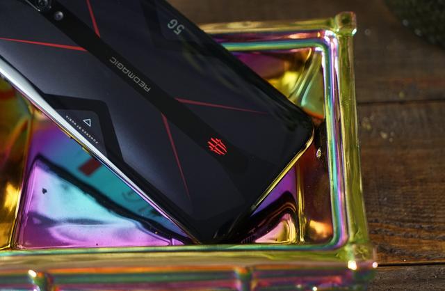 颜值爆表游戏手机不再是直男专享红魔5g上手测评