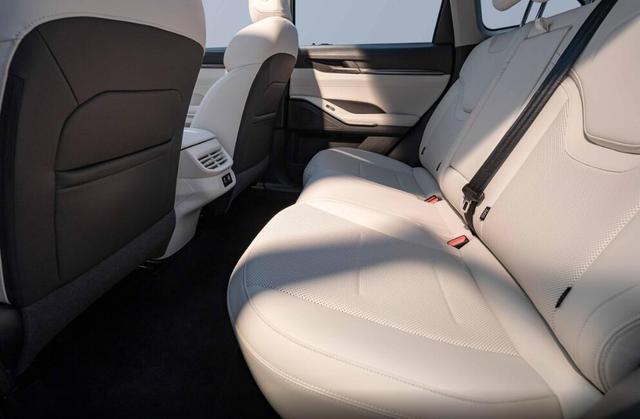 全新哈弗h6上市在即!大嘴格栅 熏黑套件 怀挡设计 悬浮式中控