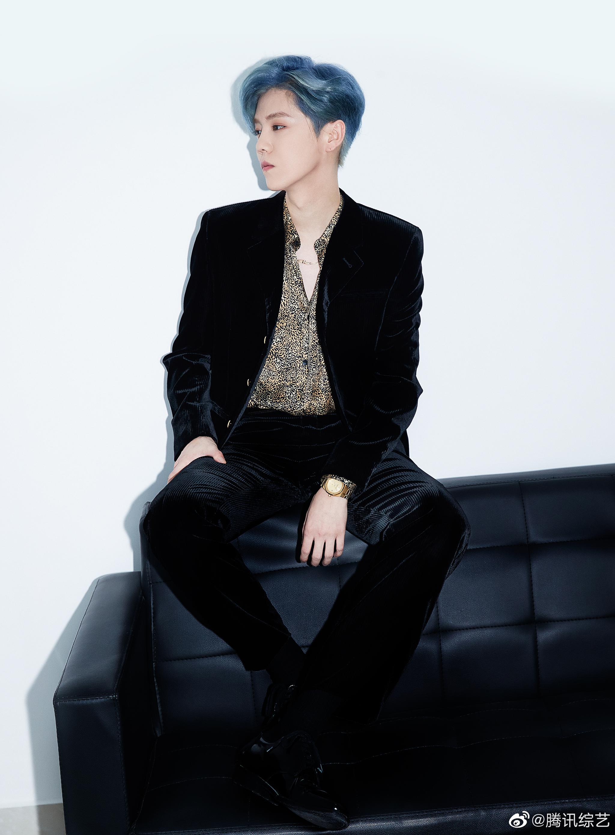 鹿晗豹纹v领衬衫搭配黑色西装or明亮的姜黄色西装