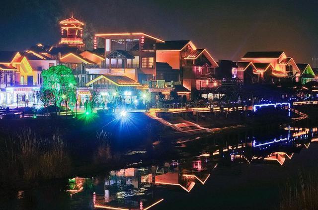 张家界最具特色的水上酒吧街,夜色十分迷人,堪称年轻人"天堂"