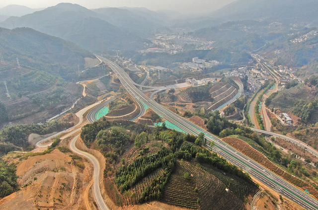 随着昌保高速公路分段通车,昌宁县终于告别不通高速的历史,踩一脚油门