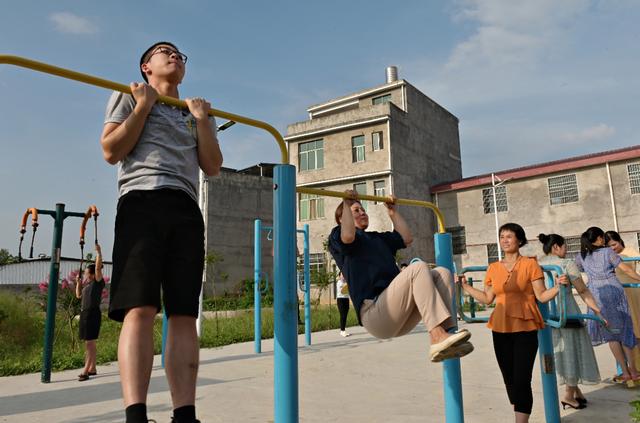 如今,该县村村都有文体活动广场和休闲娱乐,健身运动的公共场地.