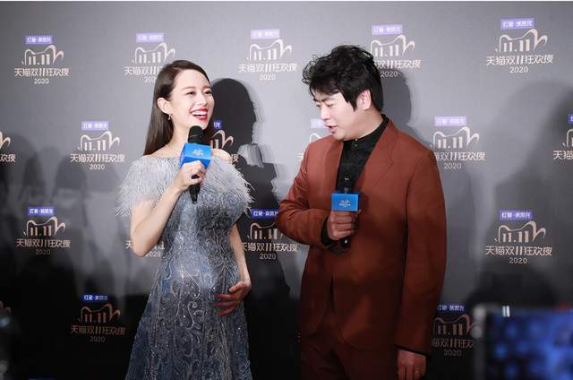 吉娜为挣奶粉钱太拼了!怀孕6个月不休息,捧着孕肚现身状态好