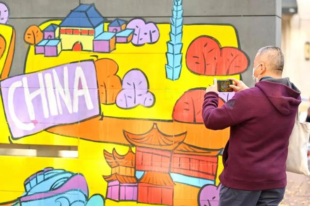 古北黄金城道步行街升级后，更具国际精品城区的气质了！休闲区蓝鸢梦想 - Www.slyday.coM