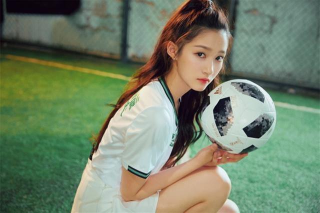 关晓彤晒出足球宝贝照看见她的大长腿网友是心动的感觉