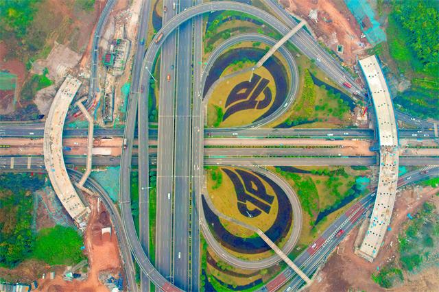 重庆科学大道一期青龙咀立交东西双向辅道桥顺利贯通