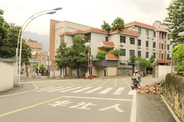 这条街道承载了许多人的儿时回忆宁德师范学院附属小学已然成为了这条