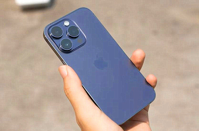 突然爆火？iPhone14 Plus开始被“吹捧”，我却劝大家做等等党休闲区蓝鸢梦想 - Www.slyday.coM