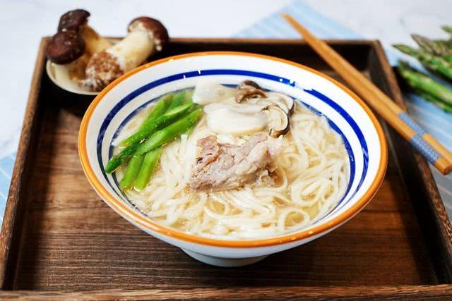周末早餐来道松茸骨汤面,成本不高很鲜美,孩子长身体正适合吃