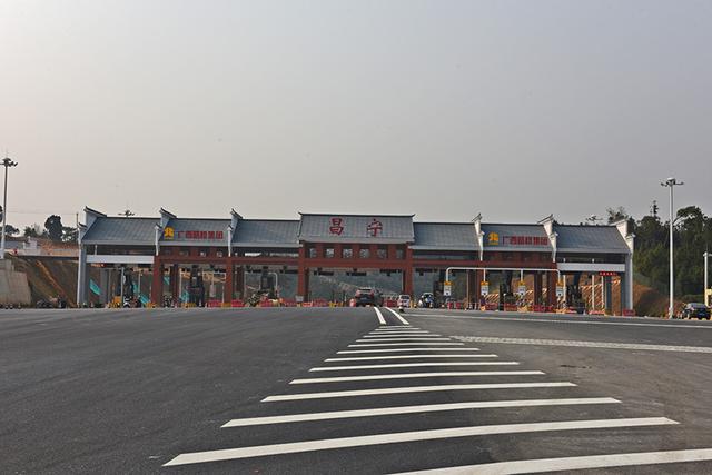 随着昌保高速分段建成通车,永平至昌宁等三条高速公路建设启动,内连外