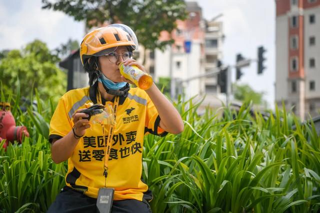 00后大学生暑期热衷送外卖,出乎意料……|外卖|00后|骑手_新浪新闻