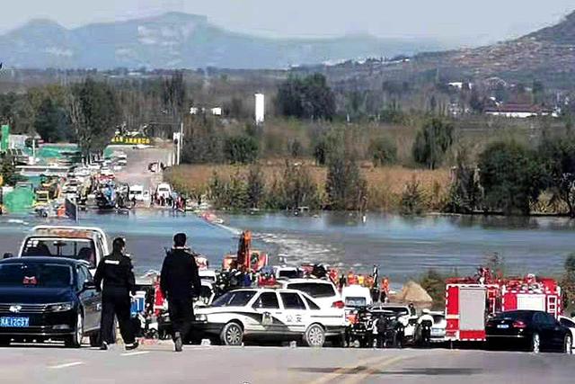 河北大巴坠河事故致14人遇难 河北通勤车坠河瞬间曝光！河北平山大巴坠河事故原因休闲区蓝鸢梦想 - Www.slyday.coM