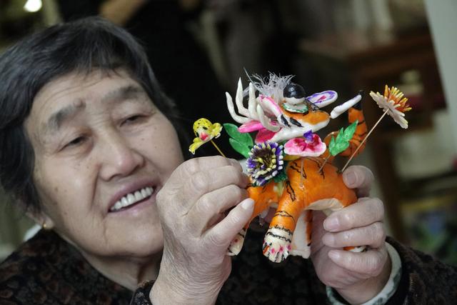 山西新绛八旬老人 用生肖虎面塑助力冬奥|绛州|新绛县|面塑_新浪新闻