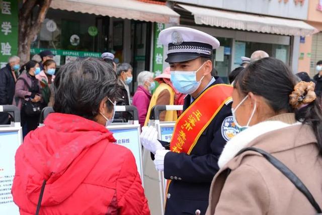 宣讲地点选在了北城标志性建筑"高古楼",与现场赶集的村民们一起说