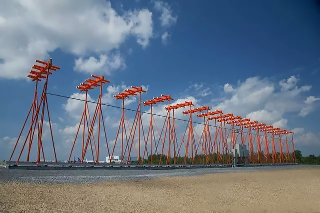 當飛機準備降落,機場跑道盡頭的一套盲降系統會指引飛機著陸,齊亞東