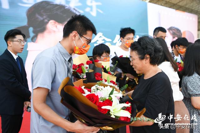 合肥一六八中学:红毯迎接高考生,师生同跨“毕业门”休闲区蓝鸢梦想 - Www.slyday.coM 合肥一六八中学:红毯迎接高考生,师生同跨“毕业门”休闲区蓝鸢梦想 - Www.slyday.coM