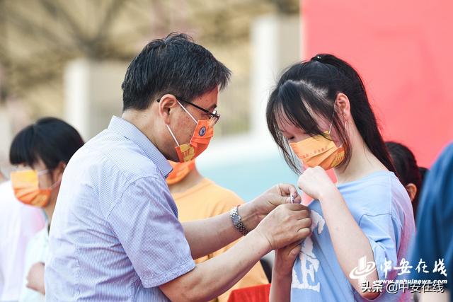 合肥一六八中学:红毯迎接高考生,师生同跨“毕业门”休闲区蓝鸢梦想 - Www.slyday.coM 合肥一六八中学:红毯迎接高考生,师生同跨“毕业门”休闲区蓝鸢梦想 - Www.slyday.coM