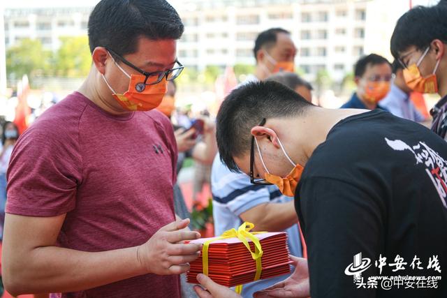 合肥一六八中学:红毯迎接高考生,师生同跨“毕业门”休闲区蓝鸢梦想 - Www.slyday.coM 合肥一六八中学:红毯迎接高考生,师生同跨“毕业门”休闲区蓝鸢梦想 - Www.slyday.coM