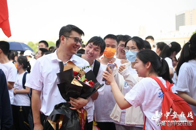 合肥一六八中学:红毯迎接高考生,师生同跨“毕业门”休闲区蓝鸢梦想 - Www.slyday.coM 合肥一六八中学:红毯迎接高考生,师生同跨“毕业门”休闲区蓝鸢梦想 - Www.slyday.coM