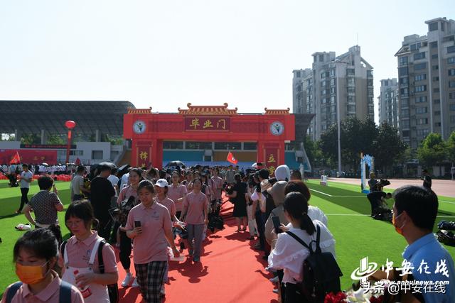 合肥一六八中学:红毯迎接高考生,师生同跨“毕业门”休闲区蓝鸢梦想 - Www.slyday.coM 合肥一六八中学:红毯迎接高考生,师生同跨“毕业门”休闲区蓝鸢梦想 - Www.slyday.coM