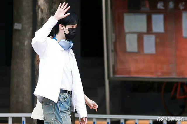 严浩翔北电报到,两手空空被质疑,眼神细节意外成焦点休闲区蓝鸢梦想 - Www.slyday.coM 严浩翔北电报到,两手空空被质疑,眼神细节意外成焦点休闲区蓝鸢梦想 - Www.slyday.coM