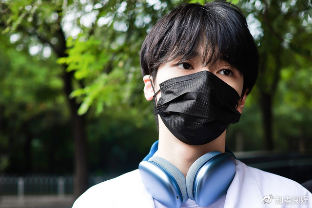 严浩翔北电报到,两手空空被质疑,眼神细节意外成焦点休闲区蓝鸢梦想 - Www.slyday.coM 严浩翔北电报到,两手空空被质疑,眼神细节意外成焦点休闲区蓝鸢梦想 - Www.slyday.coM