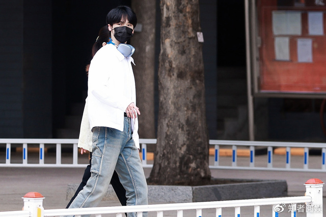 严浩翔北电报到,两手空空被质疑,眼神细节意外成焦点休闲区蓝鸢梦想 - Www.slyday.coM 严浩翔北电报到,两手空空被质疑,眼神细节意外成焦点休闲区蓝鸢梦想 - Www.slyday.coM