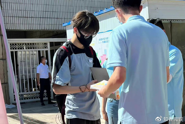 严浩翔北电报到,两手空空被质疑,眼神细节意外成焦点休闲区蓝鸢梦想 - Www.slyday.coM 严浩翔北电报到,两手空空被质疑,眼神细节意外成焦点休闲区蓝鸢梦想 - Www.slyday.coM