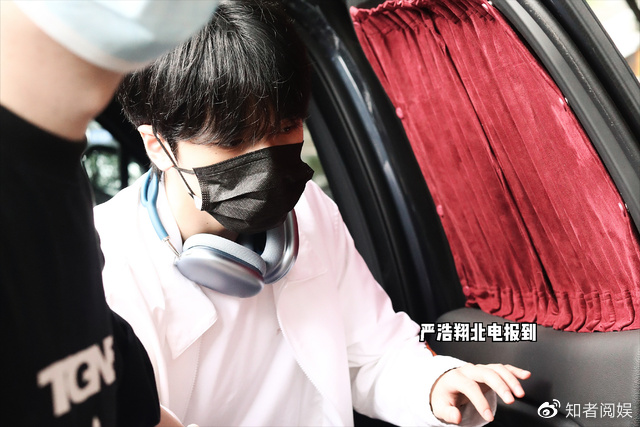 严浩翔北电报到,两手空空被质疑,眼神细节意外成焦点休闲区蓝鸢梦想 - Www.slyday.coM 严浩翔北电报到,两手空空被质疑,眼神细节意外成焦点休闲区蓝鸢梦想 - Www.slyday.coM