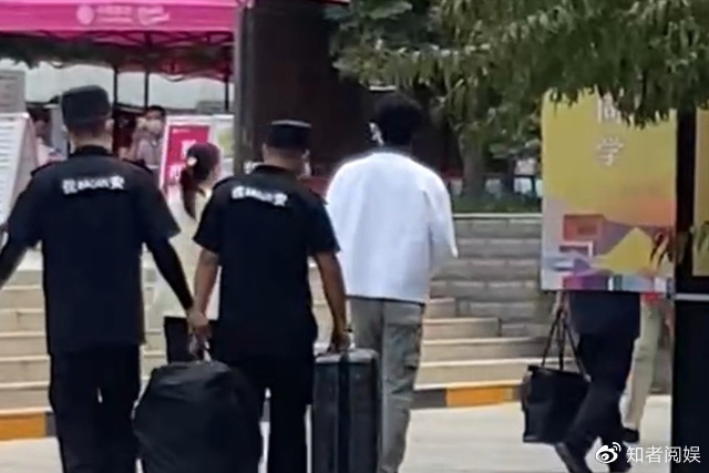 严浩翔北电报到,两手空空被质疑,眼神细节意外成焦点休闲区蓝鸢梦想 - Www.slyday.coM 严浩翔北电报到,两手空空被质疑,眼神细节意外成焦点休闲区蓝鸢梦想 - Www.slyday.coM