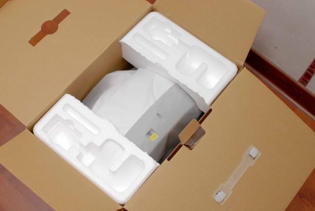 传统小家电的包装,保护相当到位,我们一一取出看看里面都有些什么?