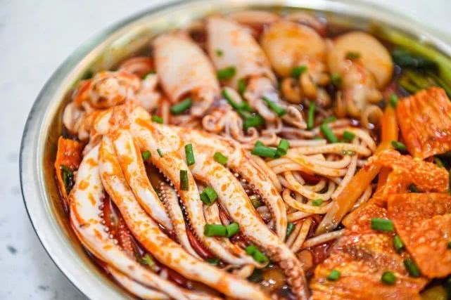 16岁学厨做粉50年卤菜师傅自创海鲜螺蛳粉火爆雅儒路