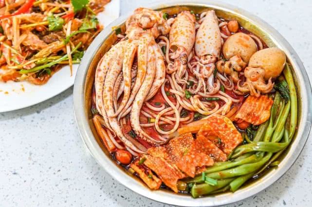 16岁学厨做粉50年卤菜师傅自创海鲜螺蛳粉火爆雅儒路