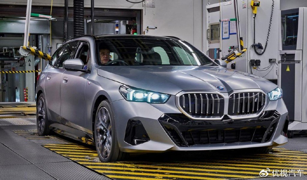 首先在造型设计方面,全新宝马5系旅行版基本延续了5系三厢轿车的设计