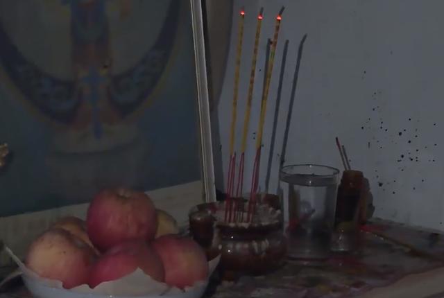 大妈家中烧香拜佛求平安不料点燃窗帘引发火灾