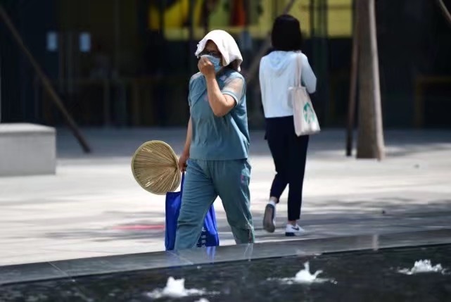 今日高温下的 ,市民各种花式避暑!今天北京持续高温天气
