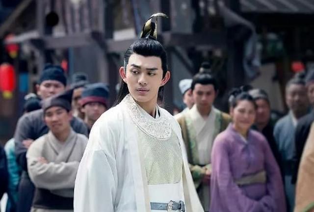 这个名字很陌生,翻查之后才知道原来在《庆余年》中饰演李弘成,通过