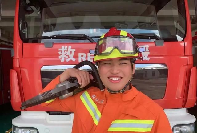 一起笑"茄子"~咸咸的海风送来的大白牙请接收|微笑|消防员|训练_新浪