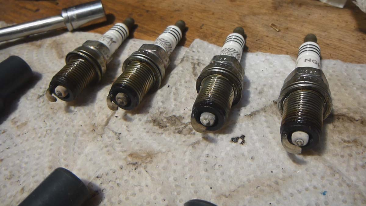 由于绝缘体长短不易观察,因此只要懂得看产品型号即可,火花塞品牌都会